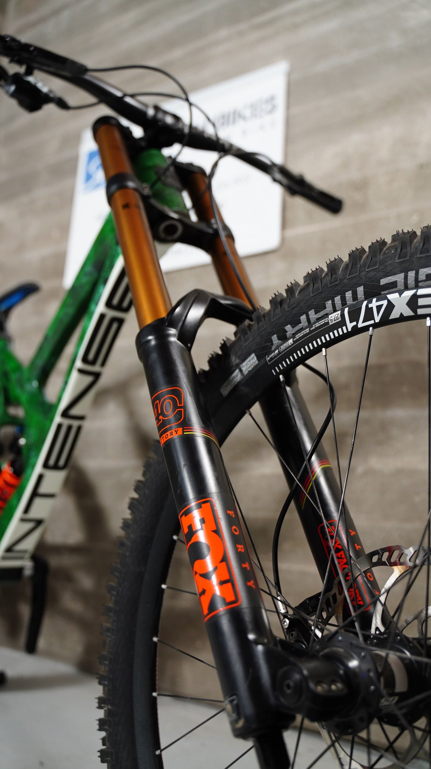 Intense M16 Carbon XL