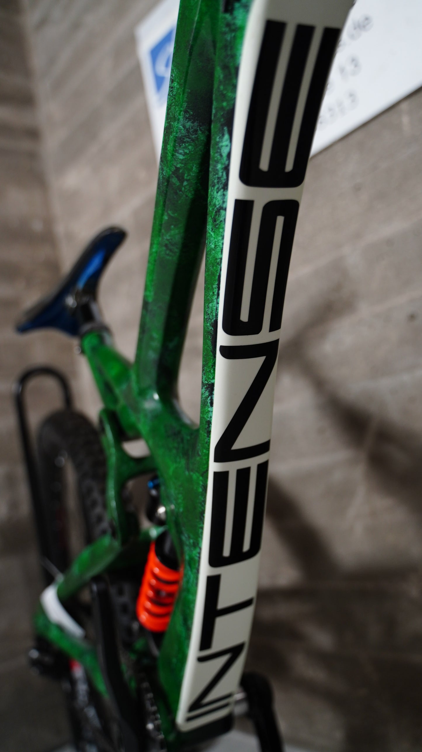 Intense M16 Carbon XL